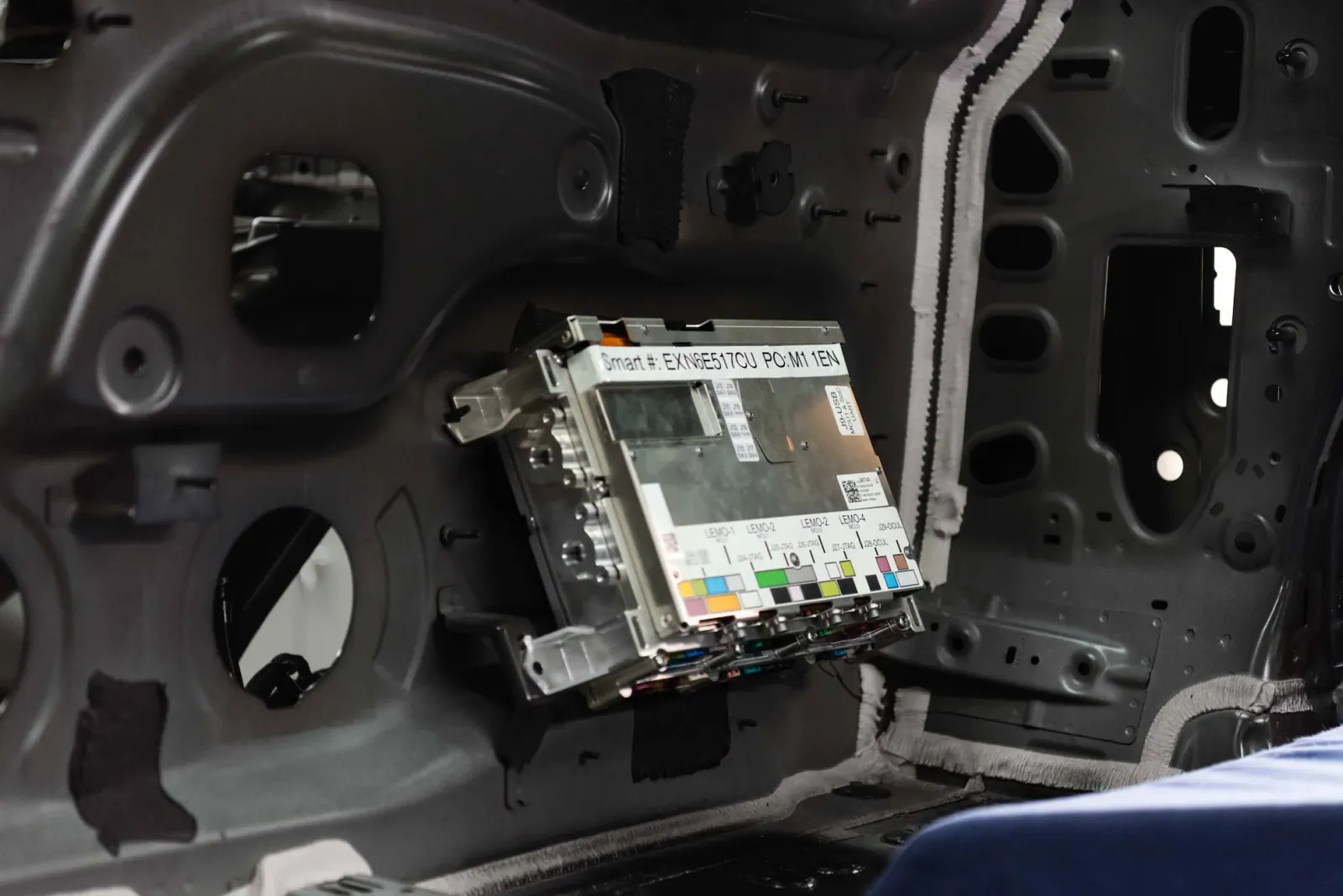 Vehicle architecture diagram showing the central compute unit connected to propulsion, chassis, perception and active-safety systems, with GM’s claimed 40-fold compute increase and 30% wiring reduction.