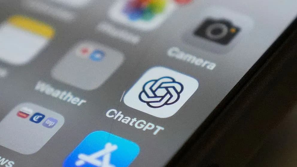 ChatGPT-appen på en mobilskärm med andra appikoner i bakgrunden