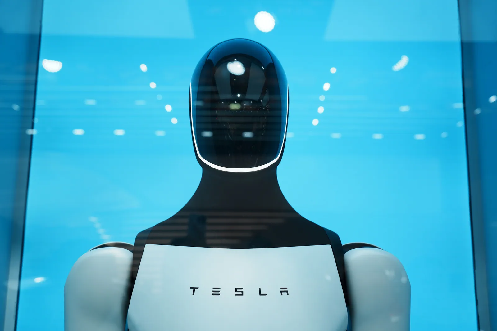 A quarterly financial results chart comparing Tesla’s Q3 2026 and Q3 2025 revenue ($28.04 billion versus $28.09 billion) and net income ($787 million versus $1.37 billion).